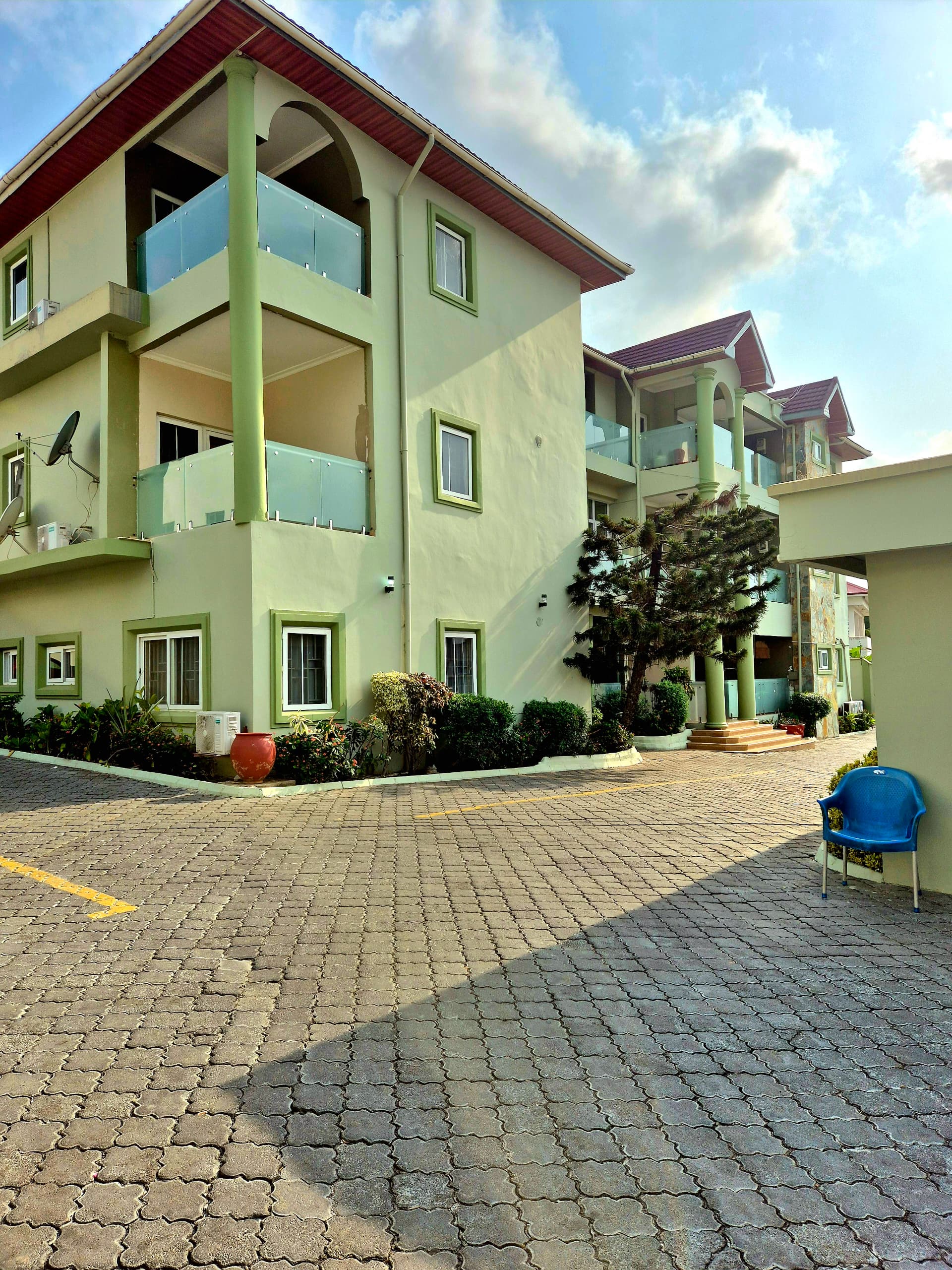 Cliffside Apartment, Airport Residential