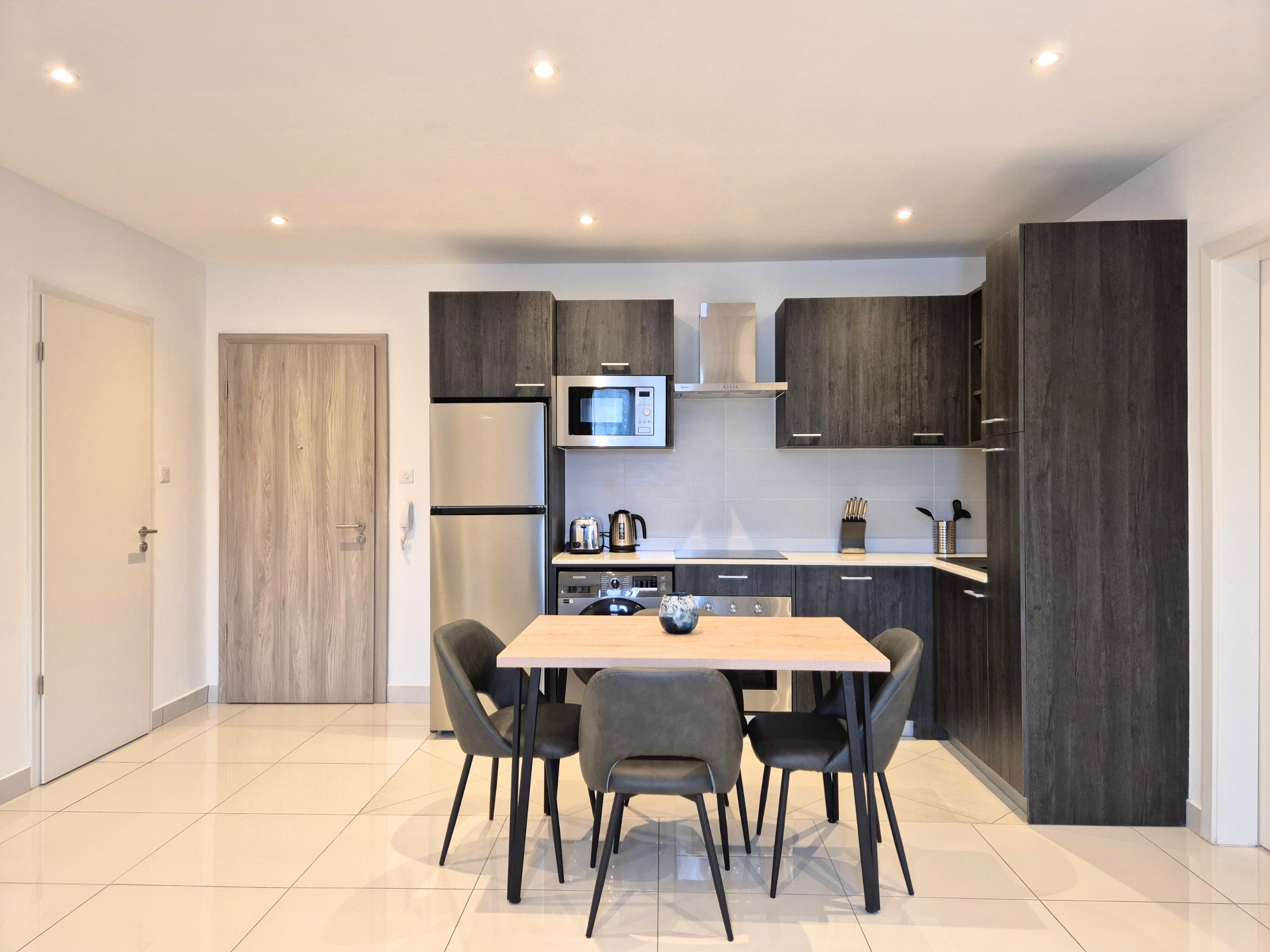 Cliffside Apartment, Airport Residential