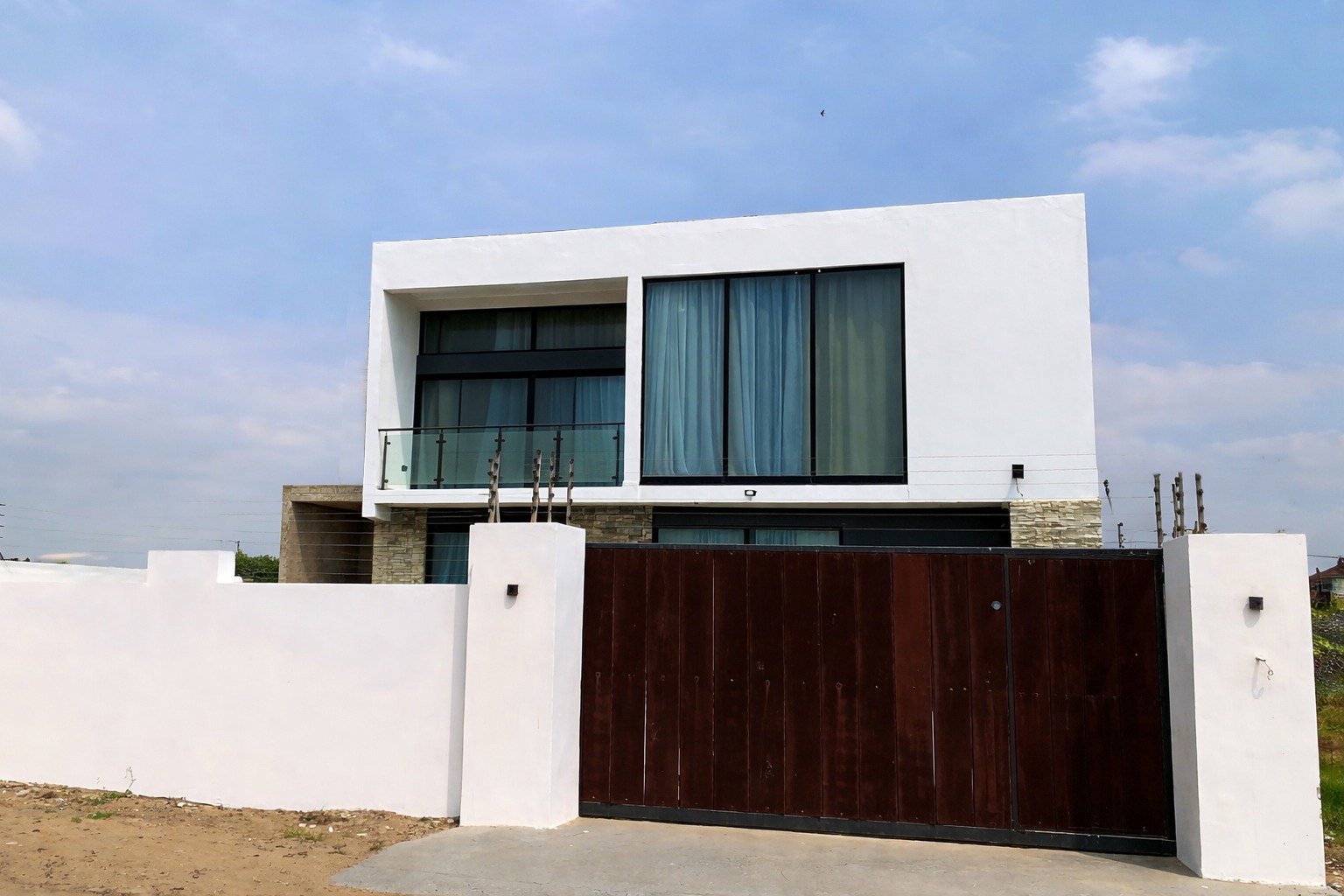 Cliffside Apartment, Airport Residential