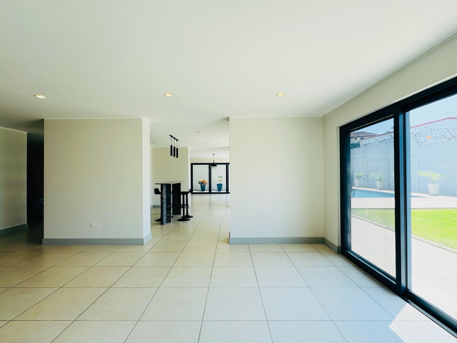 Cliffside Apartment, Airport Residential
