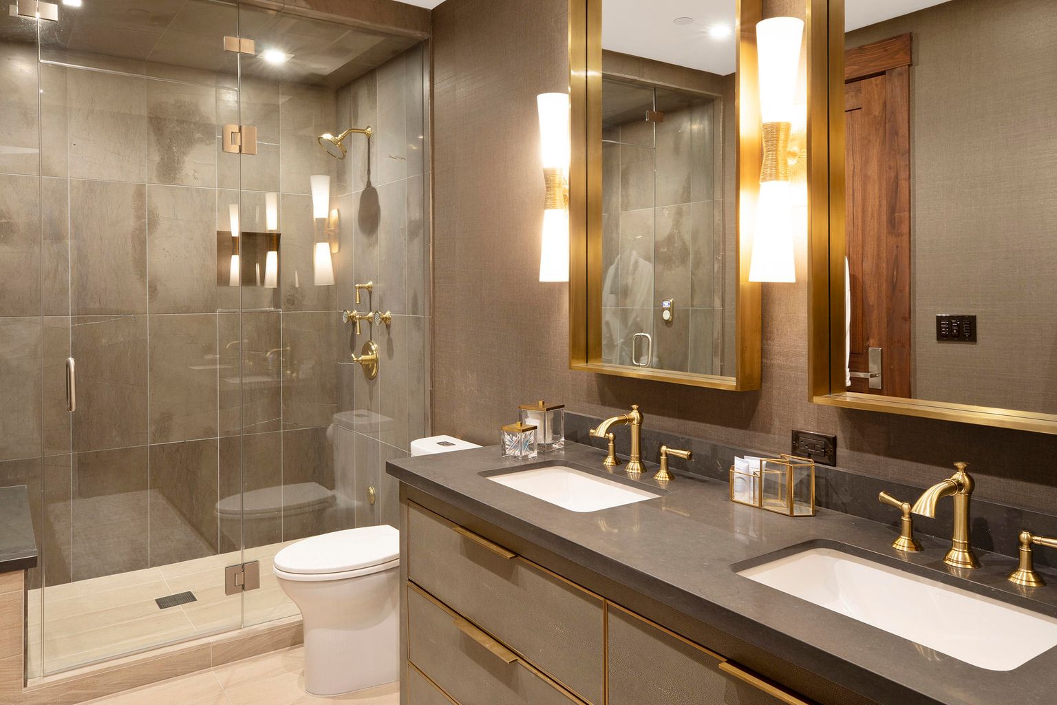 hollywood glam bathroom in 117 Sunny Ridge Place GL 101