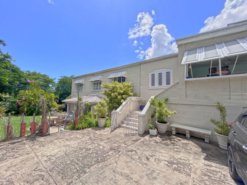 5 bed House/Villa For Sale in Pine Gardens, 