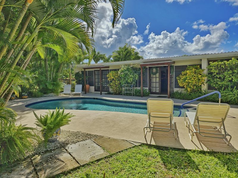 4 bed Apartment/Condo For Sale in Holetown, 