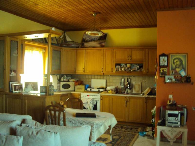 Listing photograph 5 of 11 of the house in Kato Korakiana, published by Roula Rouva Real Estate.