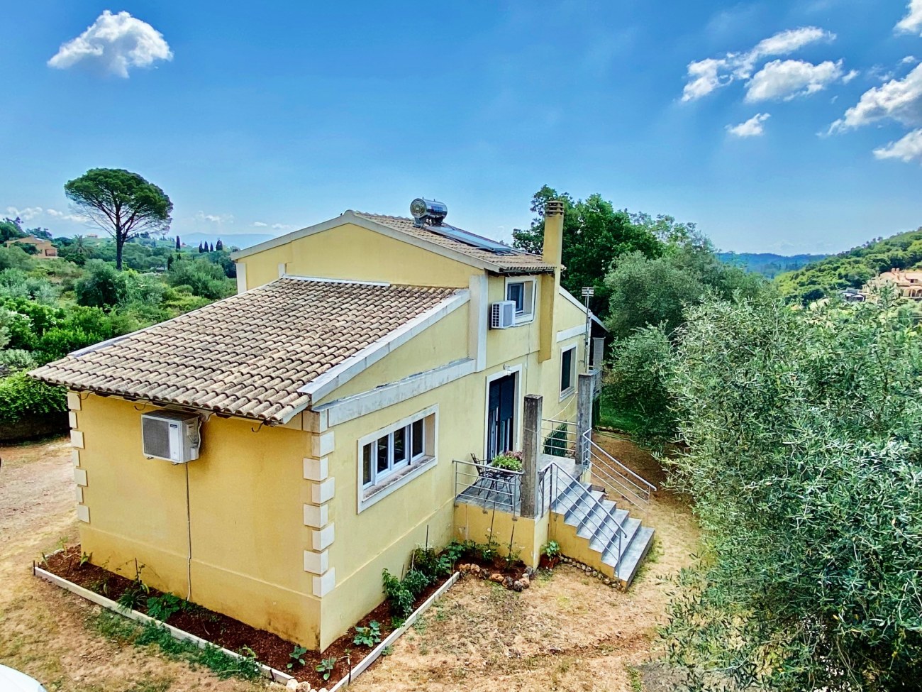 Listing photograph 2 of 11 of the house in Pelekas, published by Roula Rouva Real Estate.