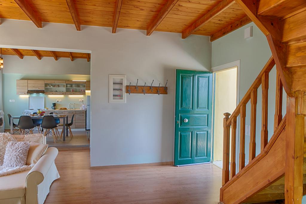 Listing photograph 6 of 11 of the house in Pelekas, published by Roula Rouva Real Estate.