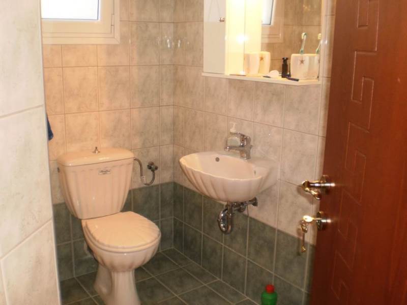 Listing photograph 6 of 11 of the house in Kynopiastes, published by Roula Rouva Real Estate.