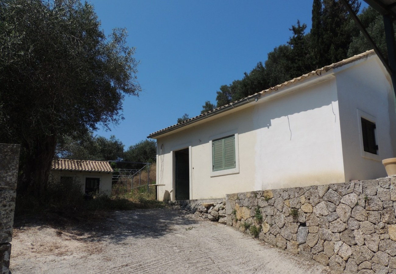 Listing photograph 4 of 10 of the house in Avliotes, published by Roula Rouva Real Estate.