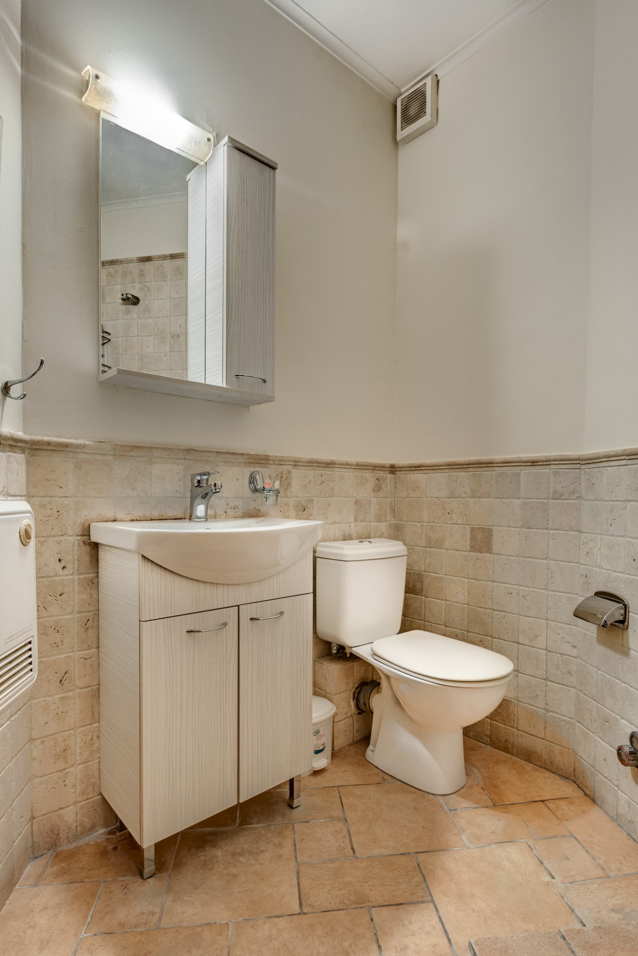 Listing photograph 13 of 14 of the apartment in Corfu Town, published by Roula Rouva Real Estate.