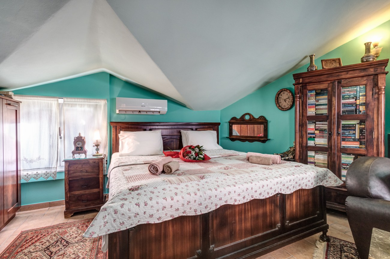 Listing photograph 6 of 14 of the apartment in Corfu Town, published by Roula Rouva Real Estate.