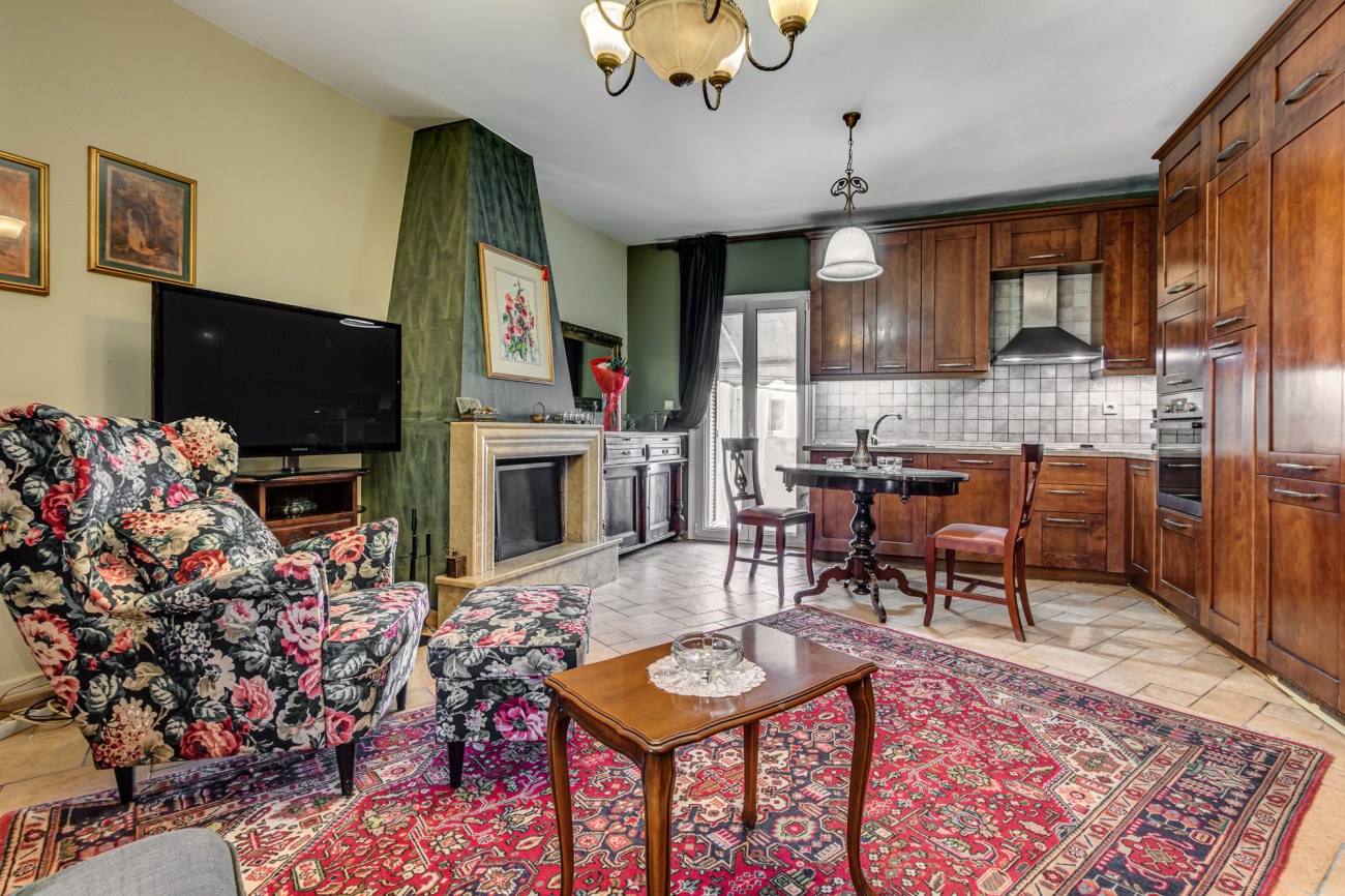 Listing photograph 4 of 14 of the apartment in Corfu Town, published by Roula Rouva Real Estate.