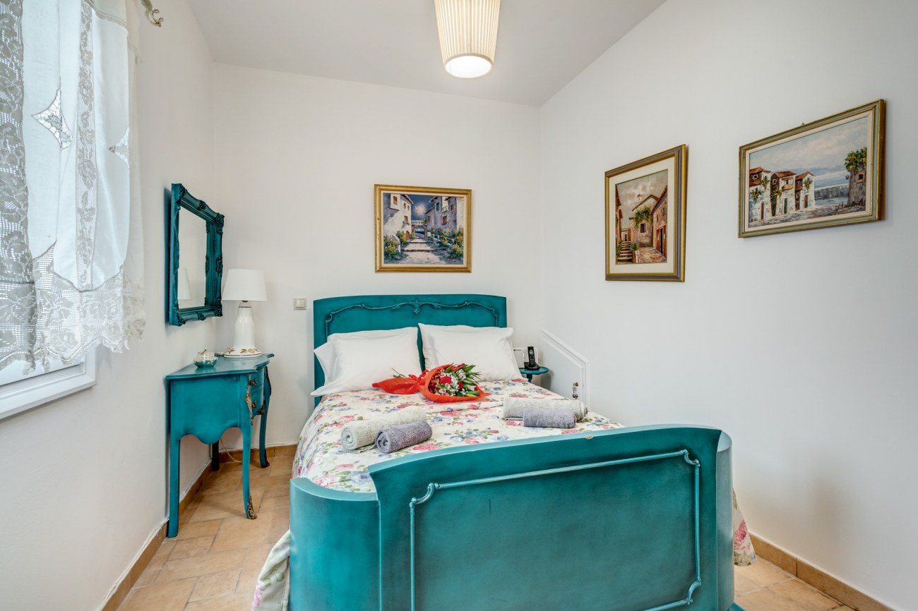 Listing photograph 11 of 14 of the apartment in Corfu Town, published by Roula Rouva Real Estate.