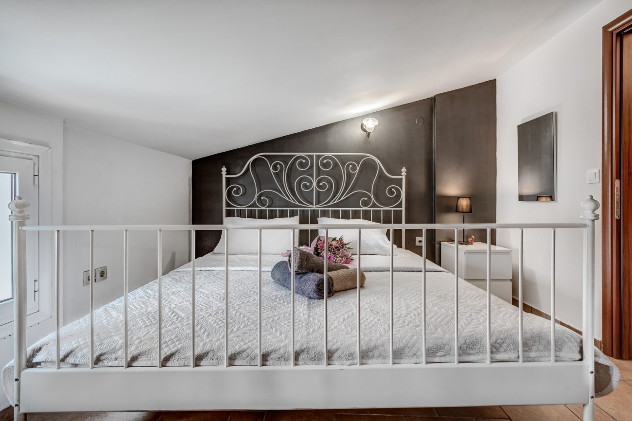 Listing photograph 12 of 14 of the apartment in Corfu Town, published by Roula Rouva Real Estate.