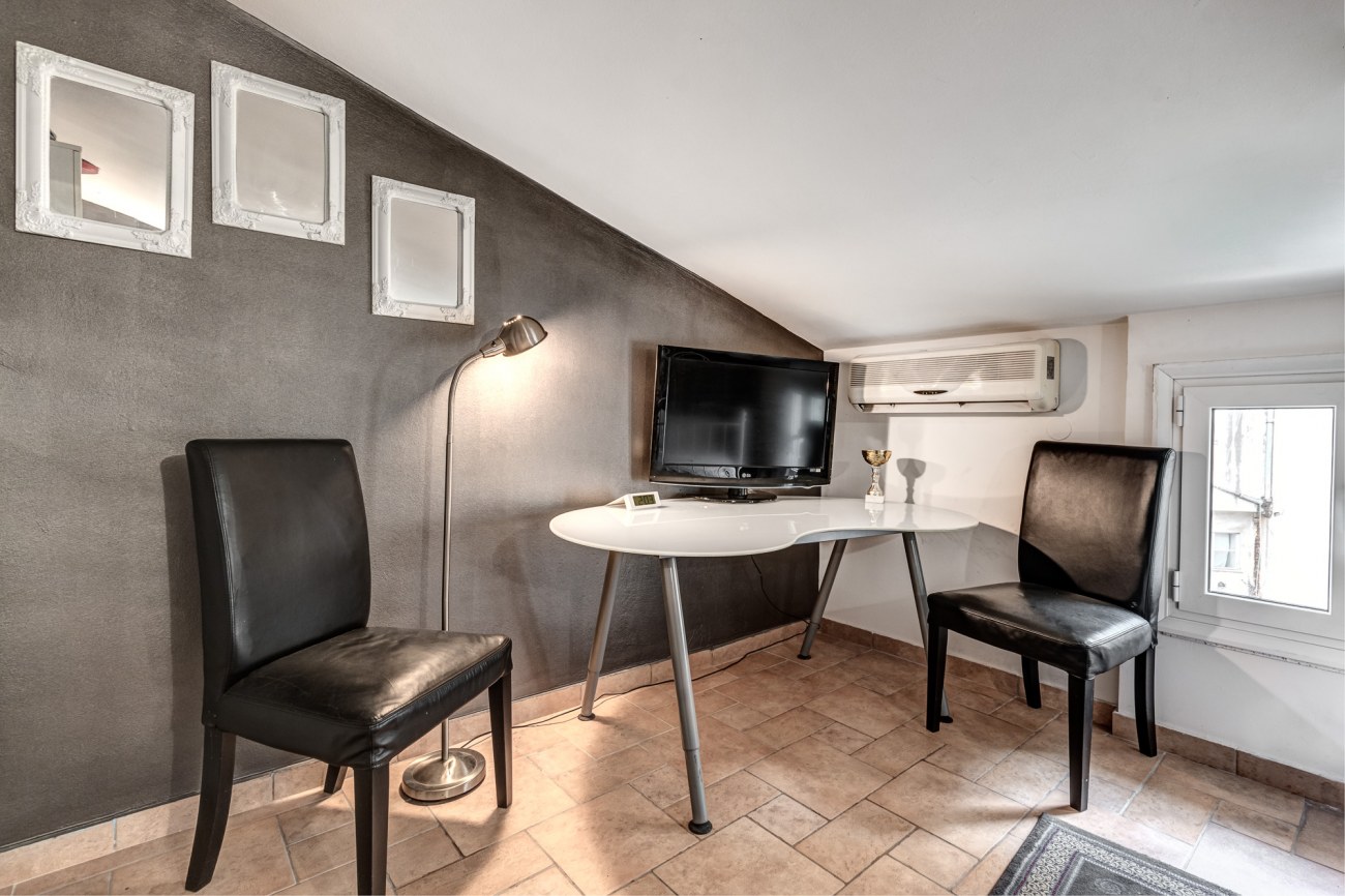 Listing photograph 7 of 14 of the apartment in Corfu Town, published by Roula Rouva Real Estate.