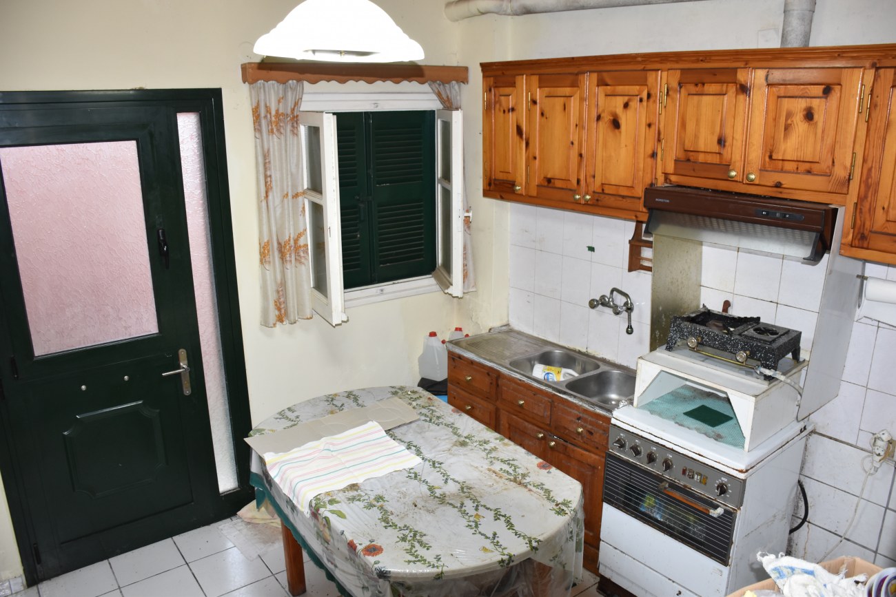 Listing photograph 6 of 12 of the house in Sinarades, published by Roula Rouva Real Estate.