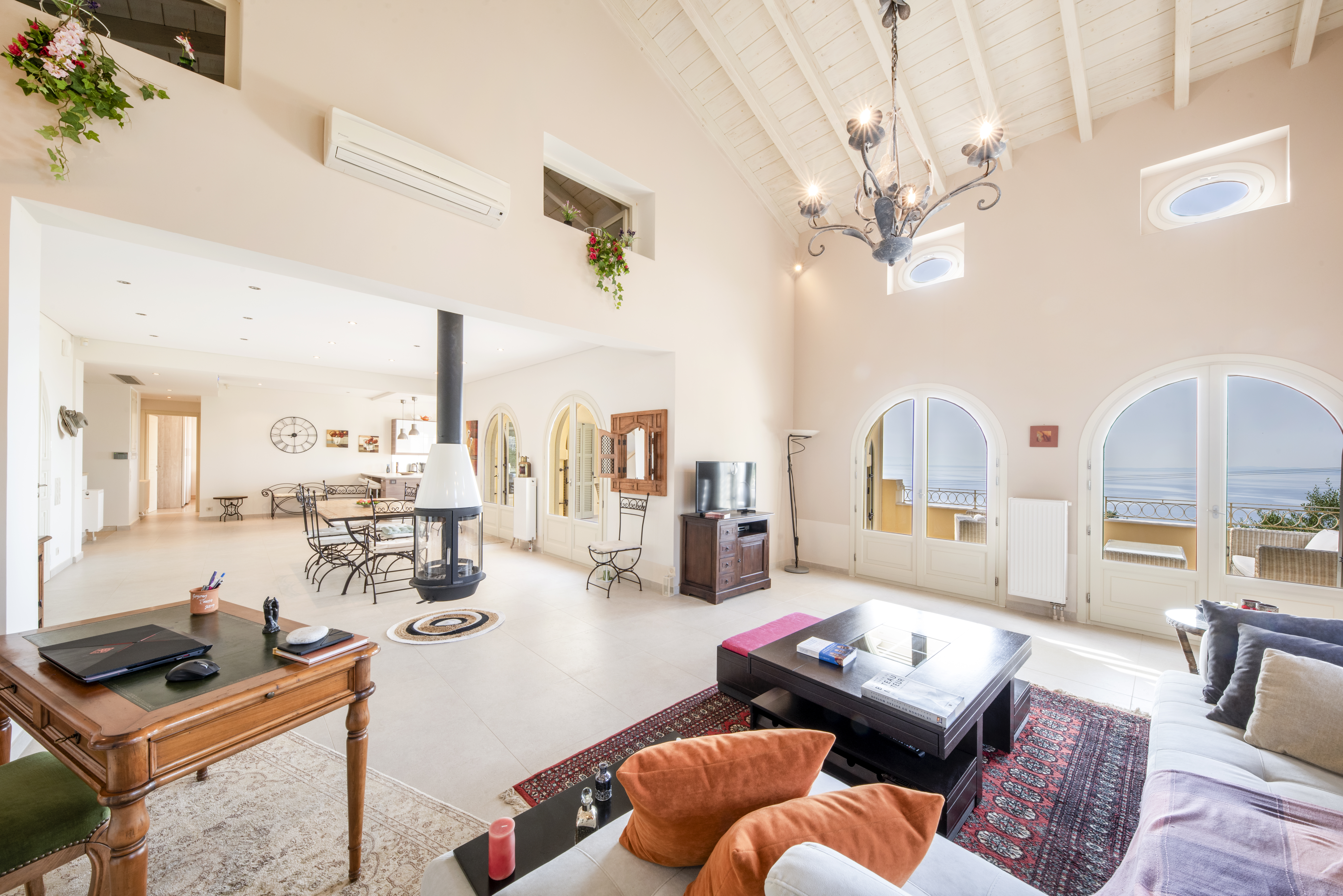 Listing photograph 3 of 10 of the house in Gastouri, published by Roula Rouva Real Estate.