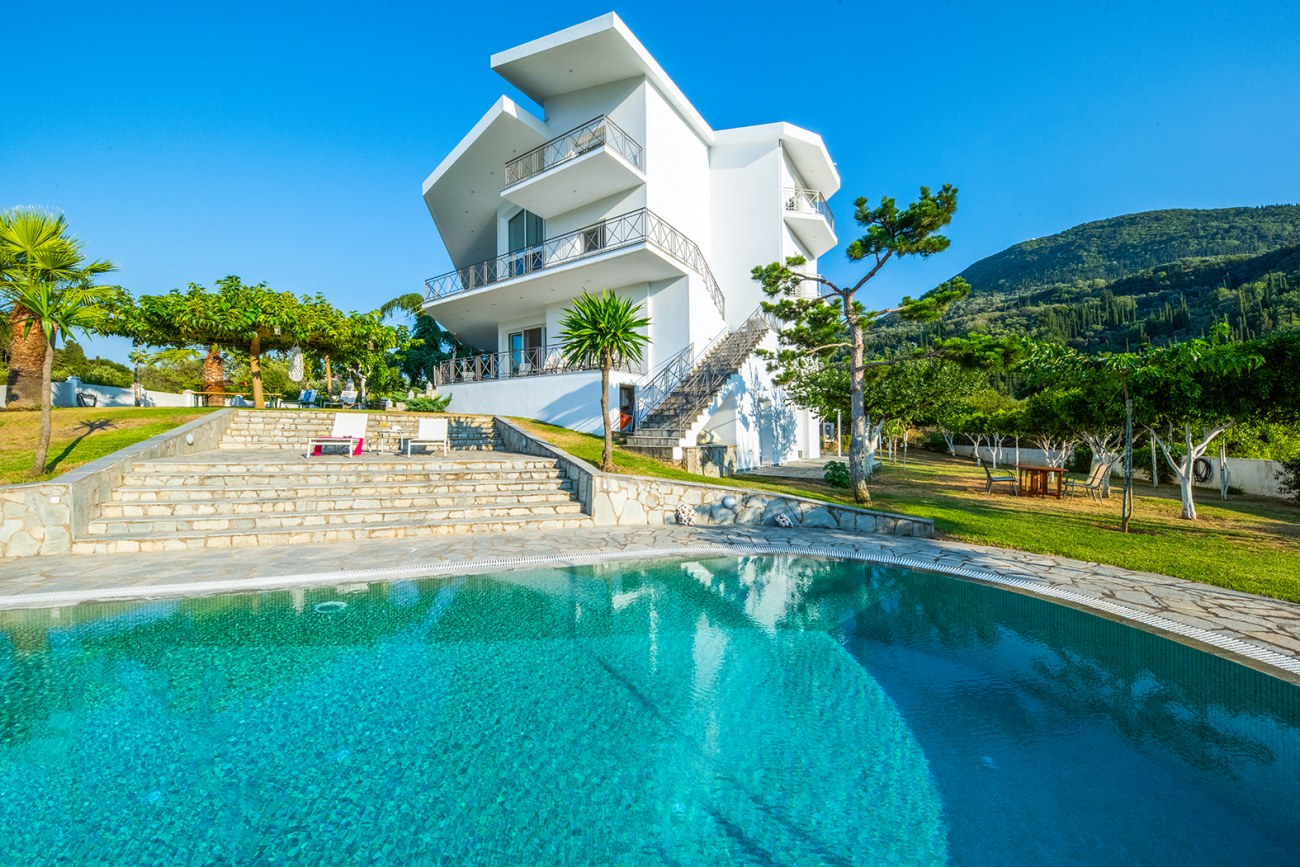 Listing photograph 2 of 10 of the house in Agii Deka, published by Roula Rouva Real Estate.