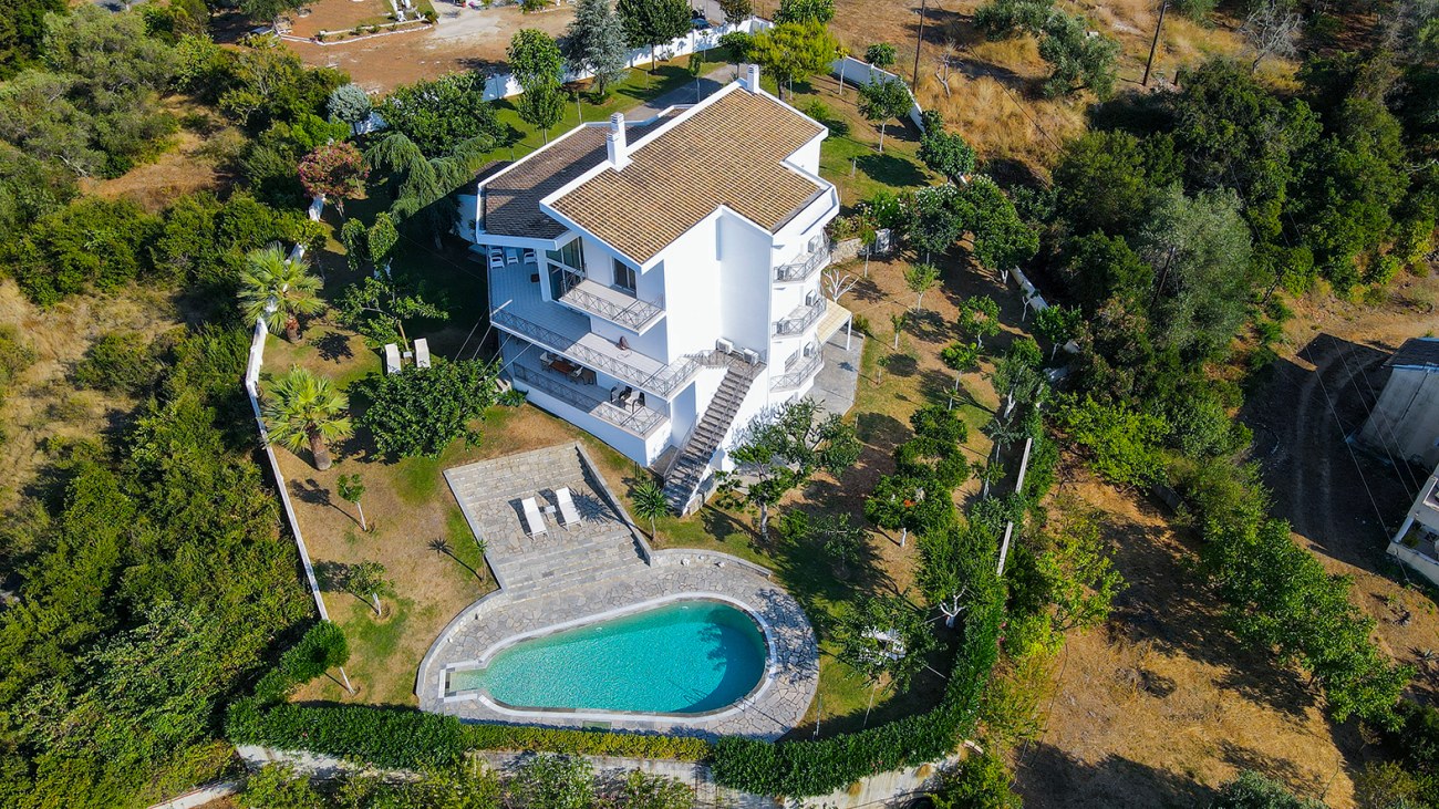 Listing photograph 7 of 10 of the house in Agii Deka, published by Roula Rouva Real Estate.