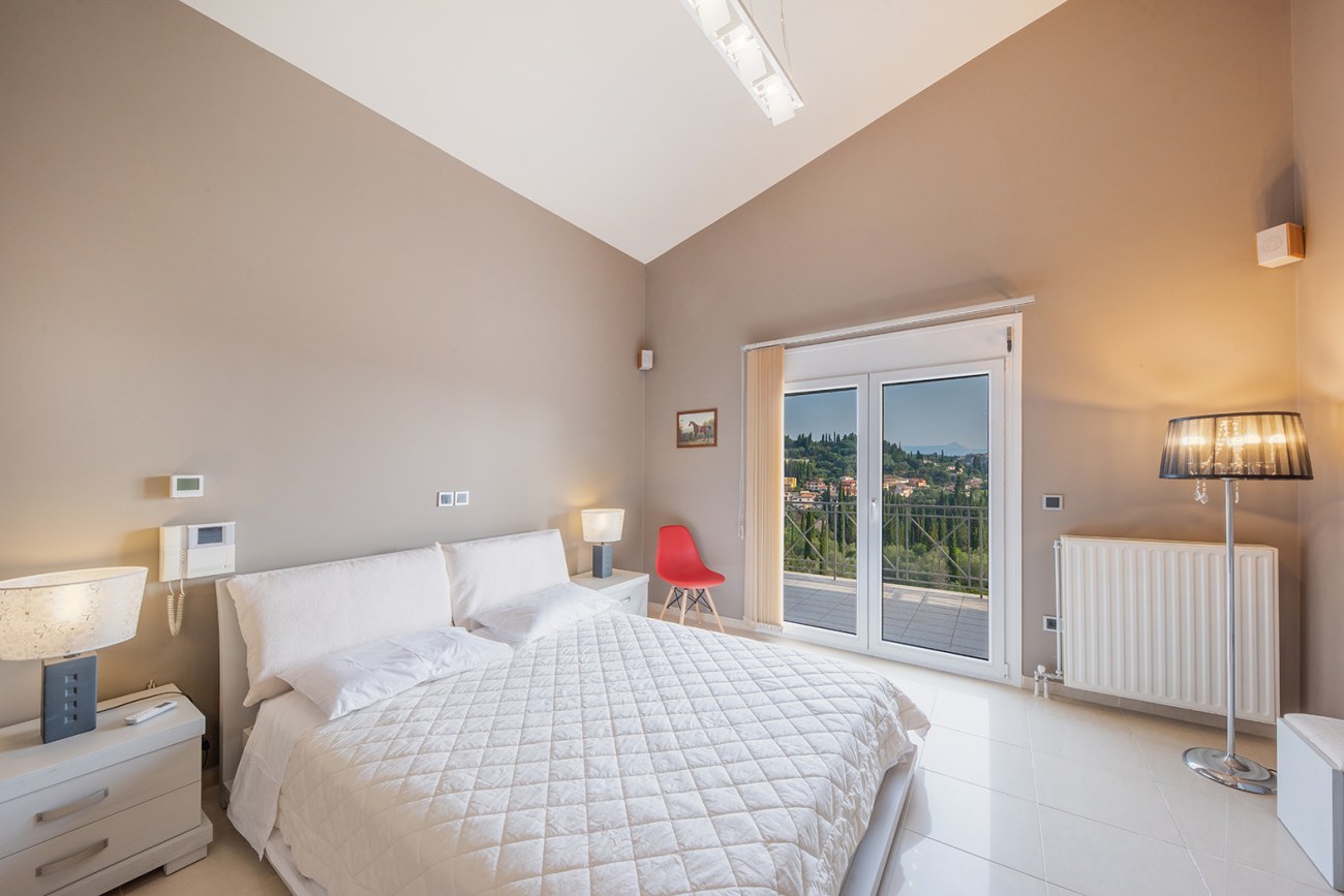 Listing photograph 6 of 10 of the house in Agii Deka, published by Roula Rouva Real Estate.