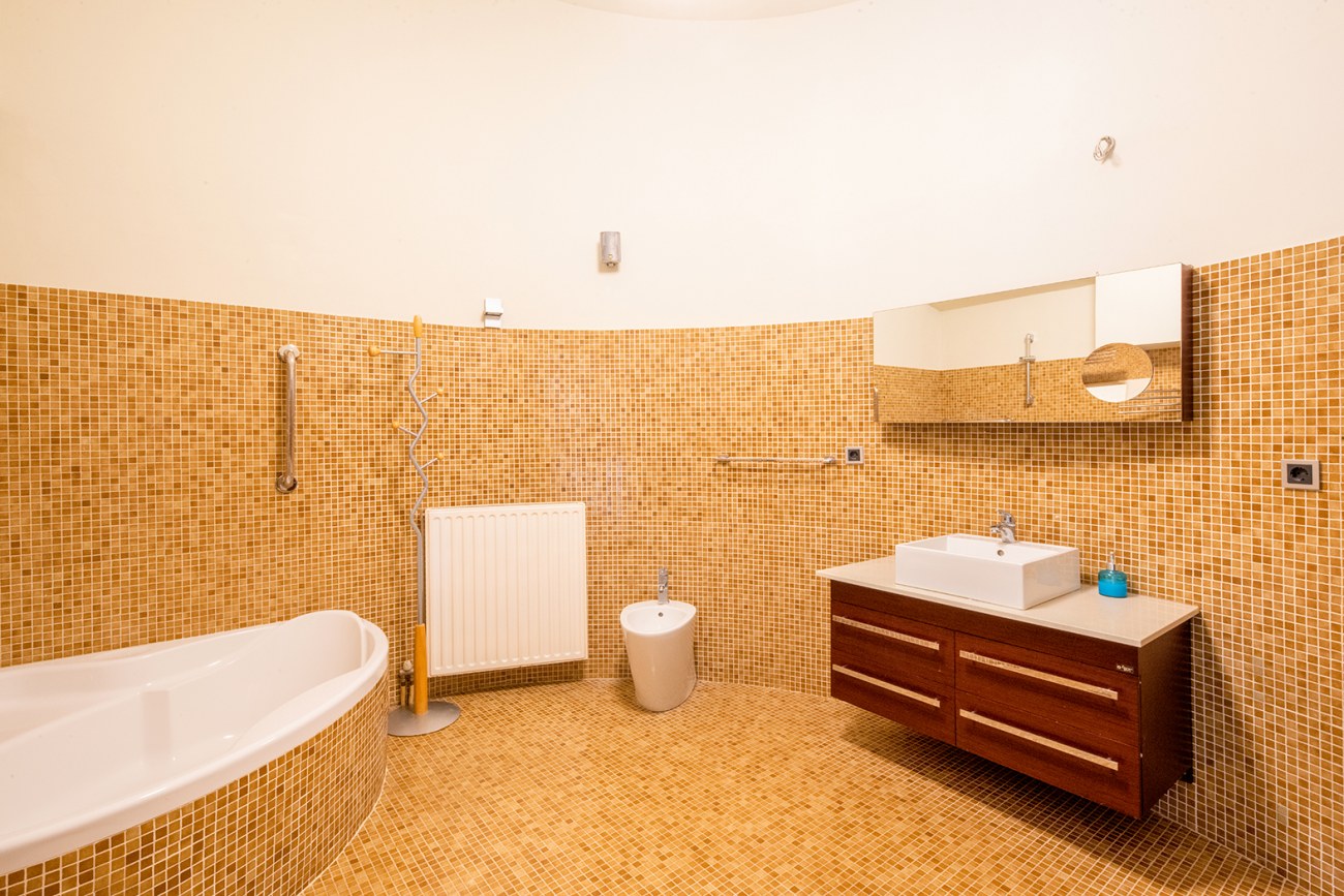 Listing photograph 5 of 10 of the house in Agii Deka, published by Roula Rouva Real Estate.