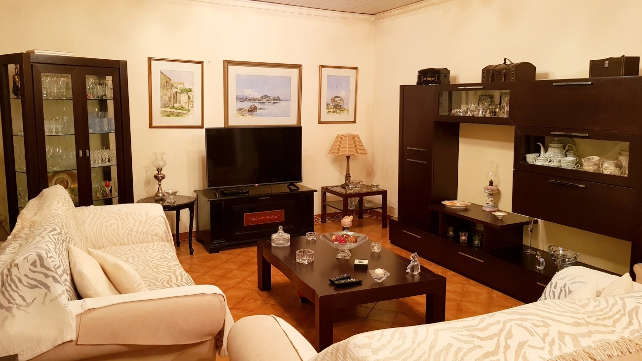 Listing photograph 4 of 11 of the apartment in Corfu Town, published by Roula Rouva Real Estate.