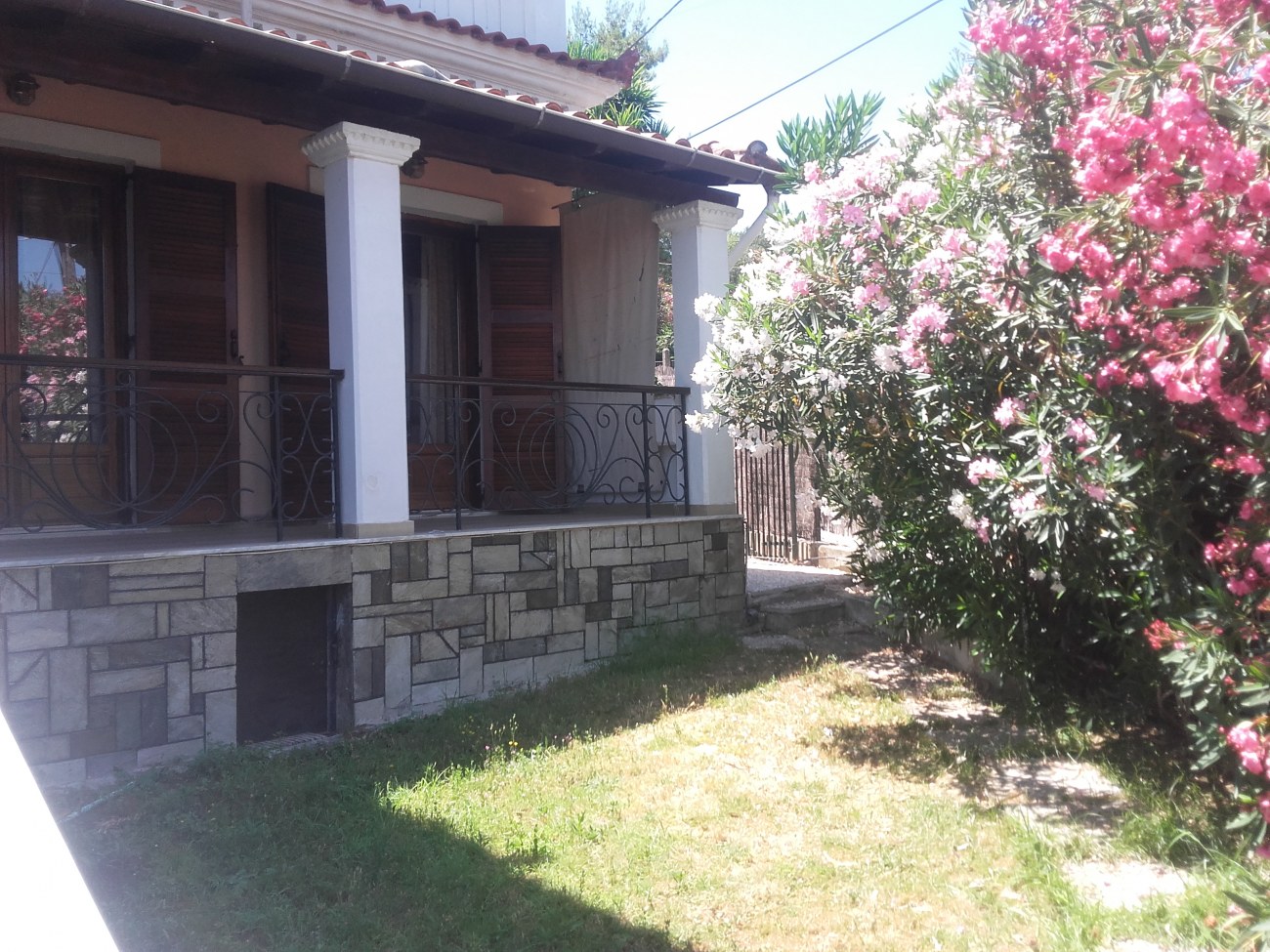 Listing photograph 2 of 11 of the house in Alykes Potamou, published by Roula Rouva Real Estate.