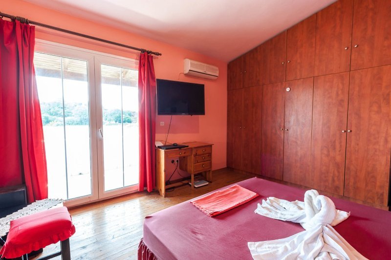Listing photograph 9 of 13 of the house in Alykes Potamou, published by Roula Rouva Real Estate.