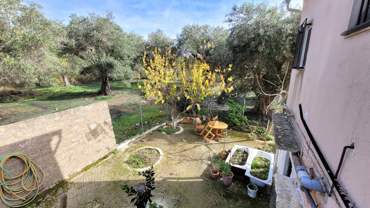 Listing photograph 9 of 12 of the house in Argirades, published by Roula Rouva Real Estate.