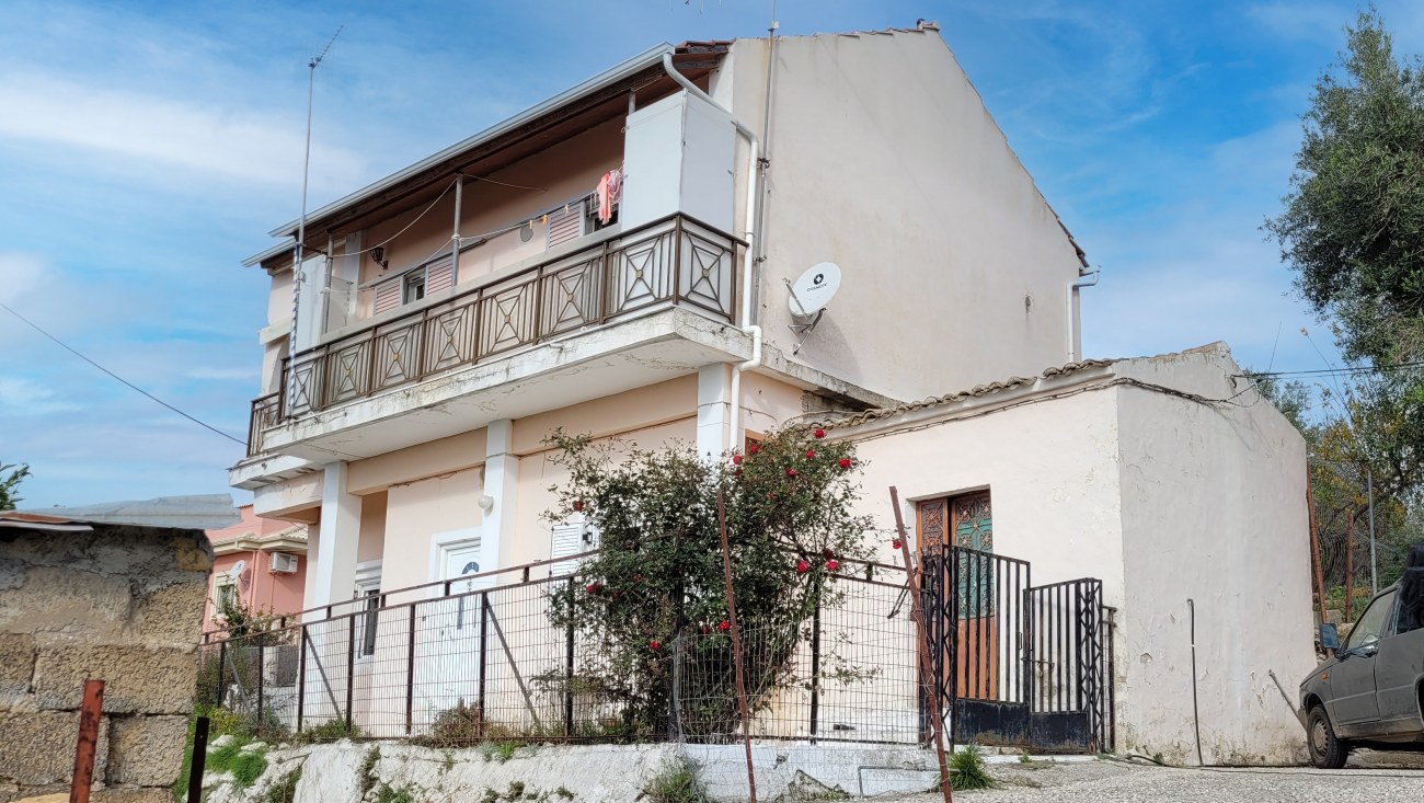 Listing photograph 8 of 12 of the house in Argirades, published by Roula Rouva Real Estate.