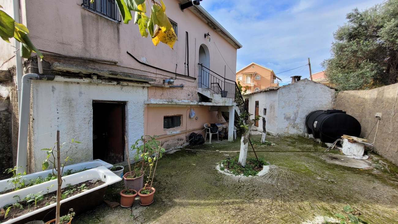 Listing photograph 3 of 12 of the house in Argirades, published by Roula Rouva Real Estate.