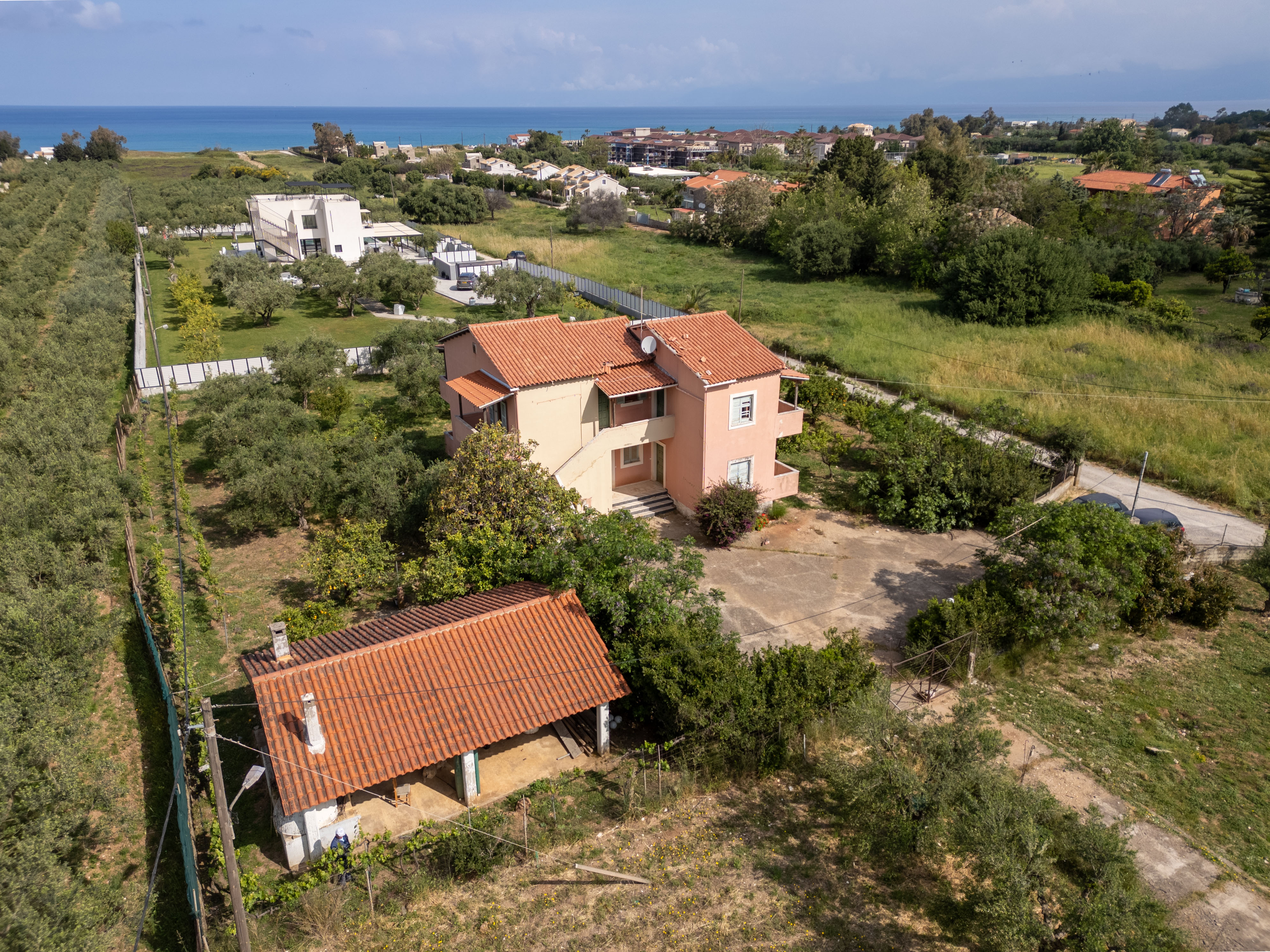 Listing photograph 5 of 10 of the house in Portes, published by Roula Rouva Real Estate.
