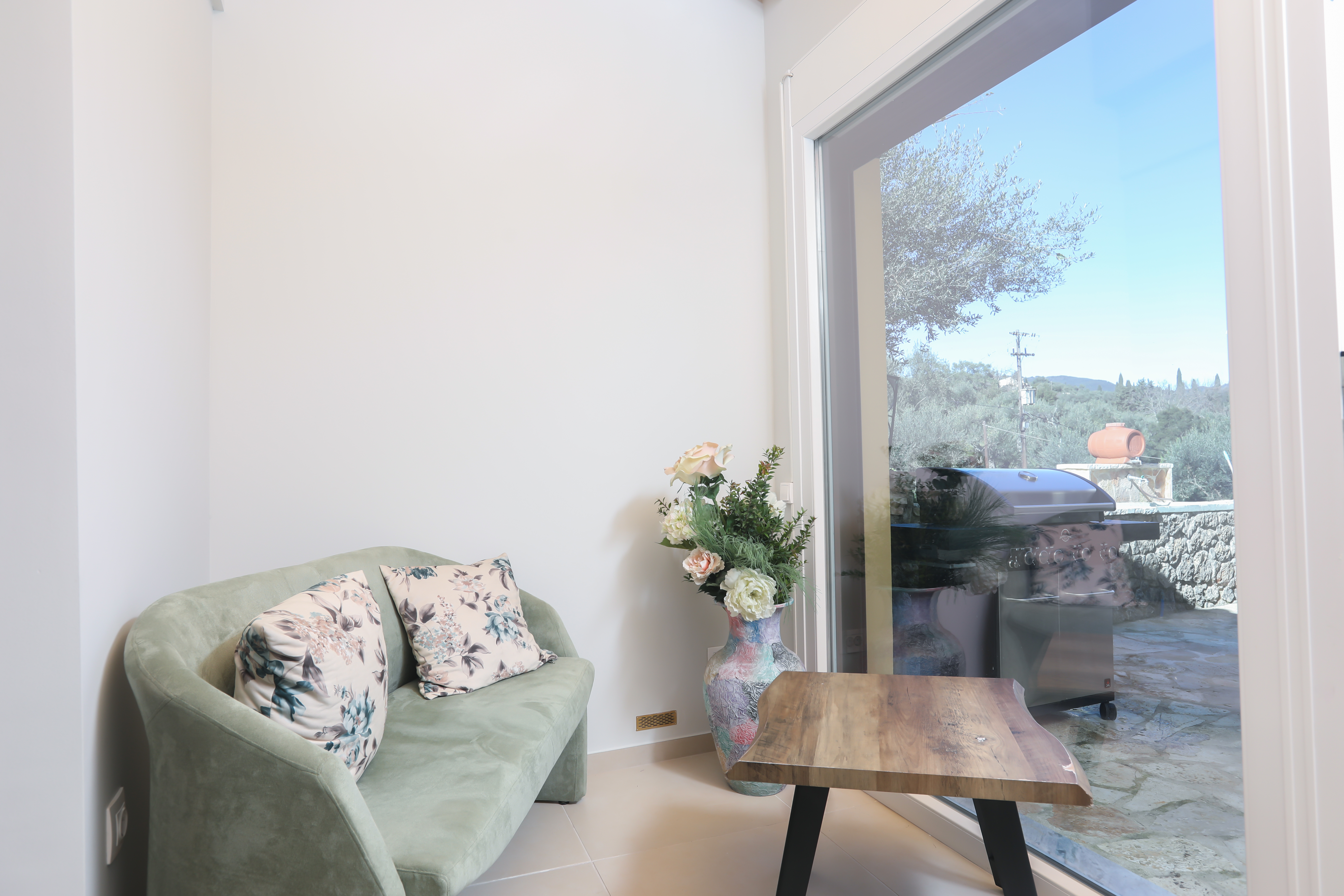 Listing photograph 9 of 13 of the house in Kato Korakiana, published by Roula Rouva Real Estate.