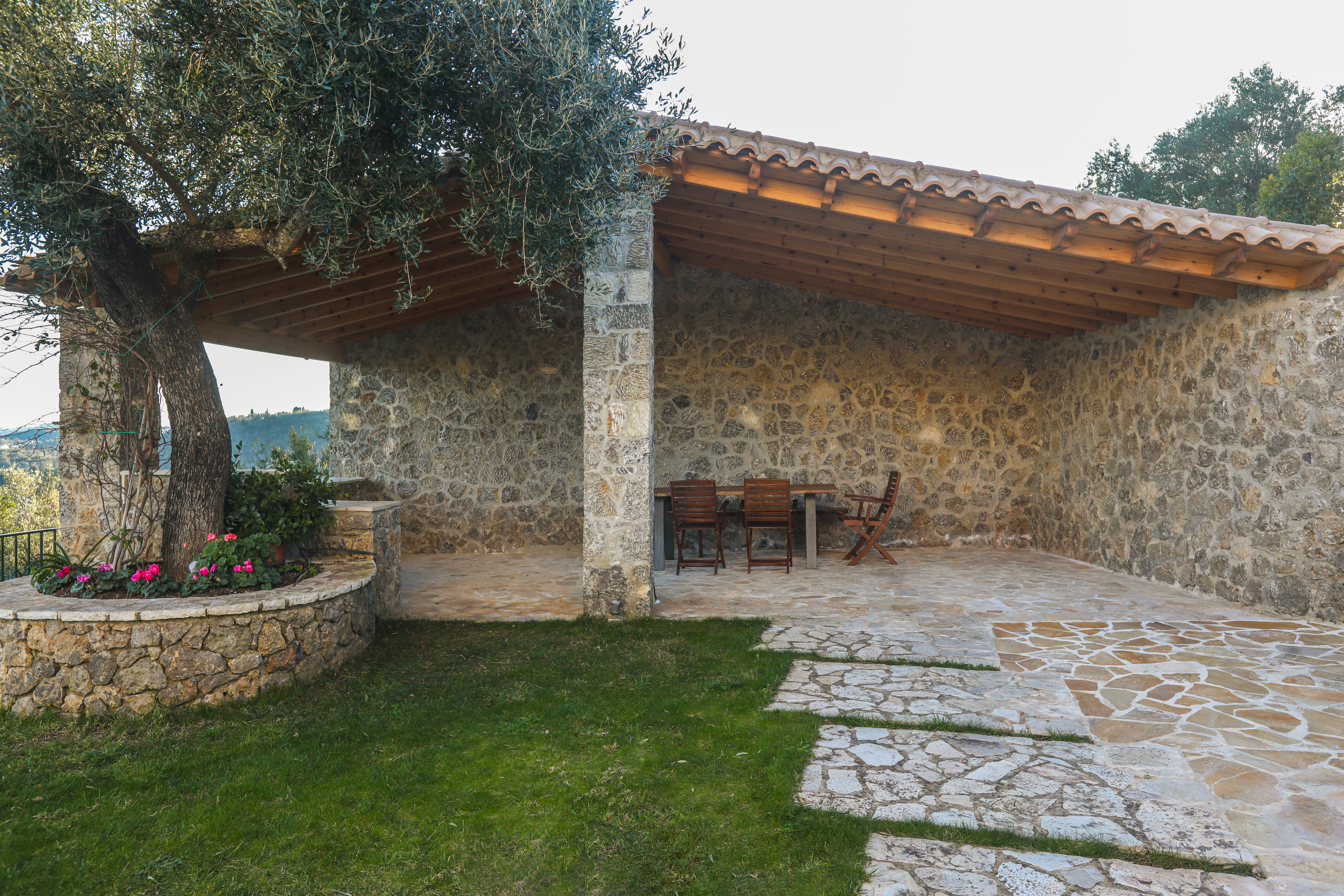 Listing photograph 12 of 13 of the house in Kato Korakiana, published by Roula Rouva Real Estate.