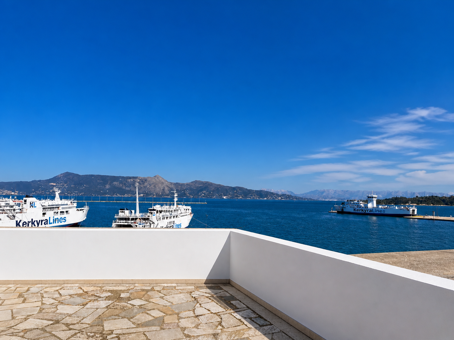 Photo of Πολυτελές κτίριο με εκπληκτική θέα στη θάλασσα στο λιμάνι της Κέρκυρας