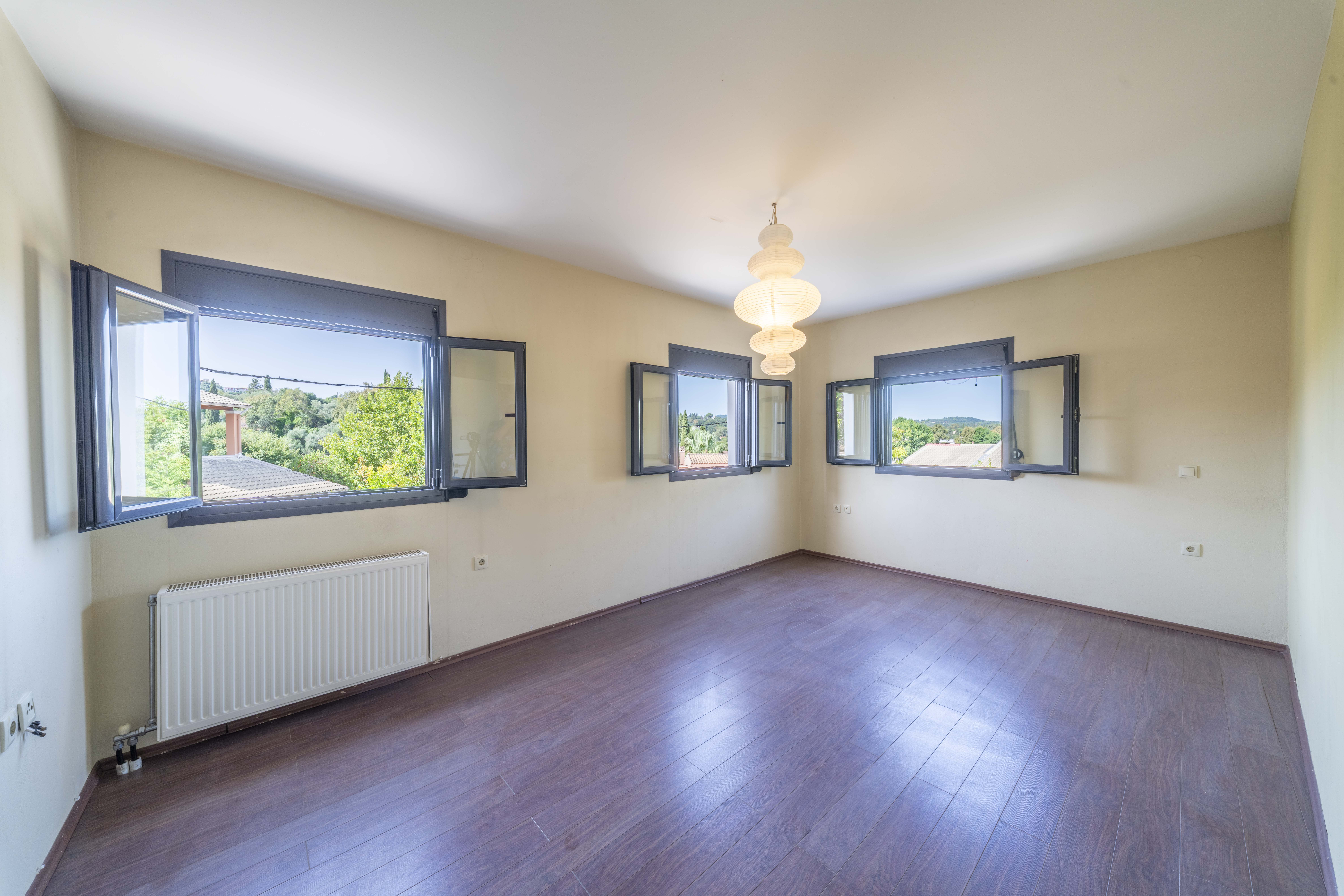 Listing photograph 8 of 14 of the house in Agia Eleni, published by Roula Rouva Real Estate.