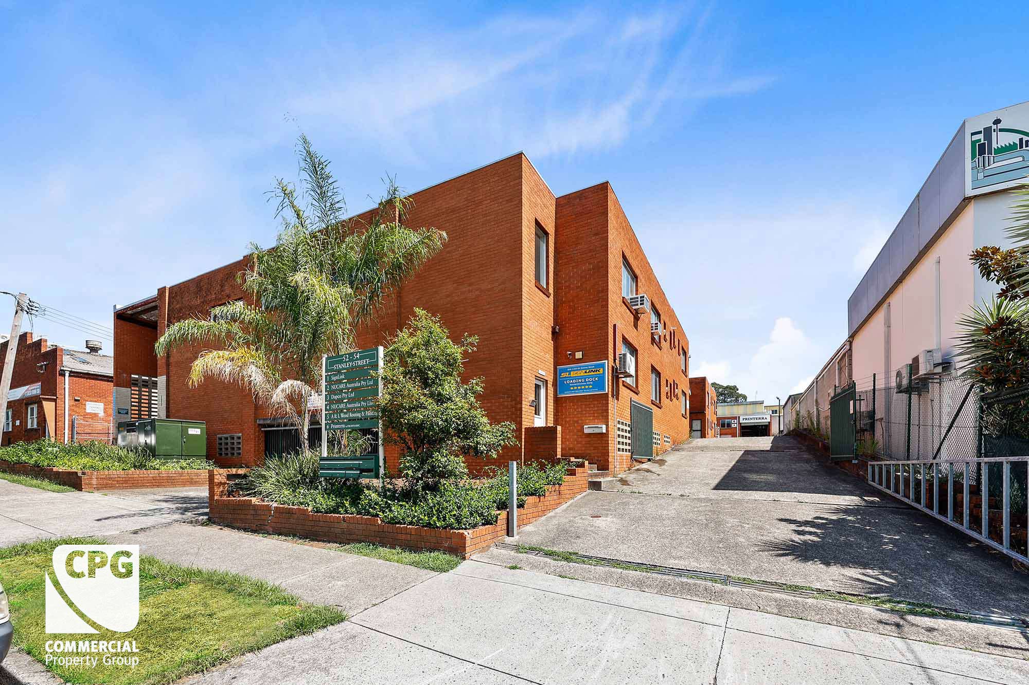 HIGH-CLEARANCE INDUSTRIAL UNIT WITH 10 PARKING SPACES – SHORT-TERM ...