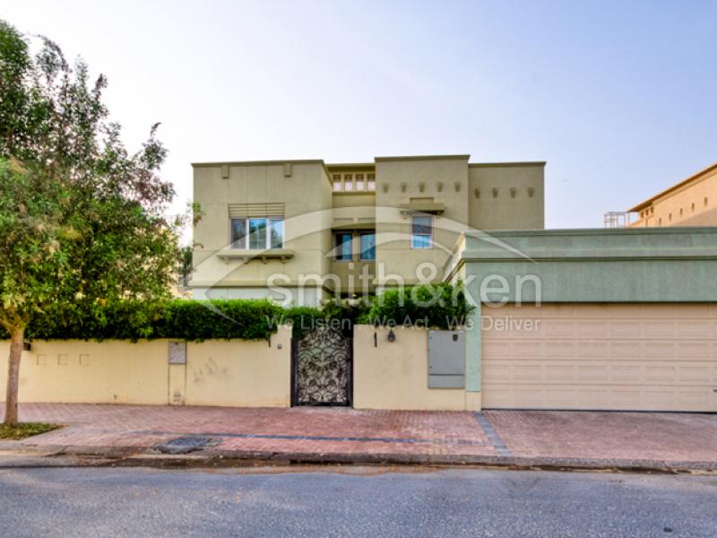 5 Bedrooms The Lakes Villa for Sale
