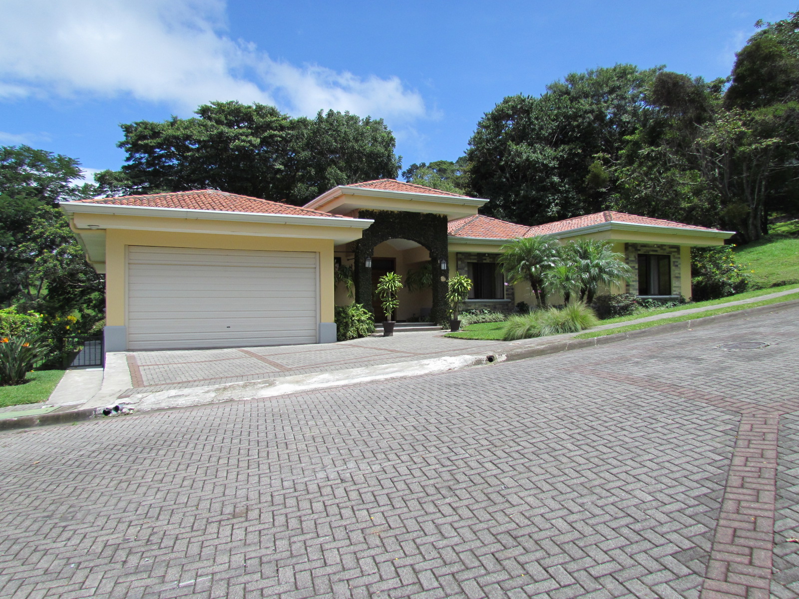 3 bed Single Family Homes For Rent in Escazu, San Jose - thumb 1