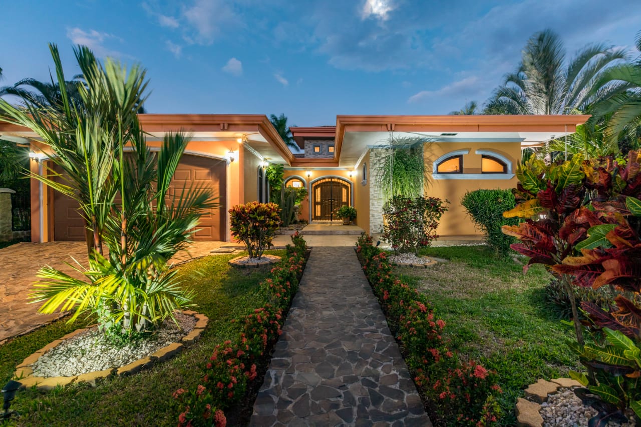 4 bed Single Family Homes For Sale in Atenas, Alajuela - thumb 17