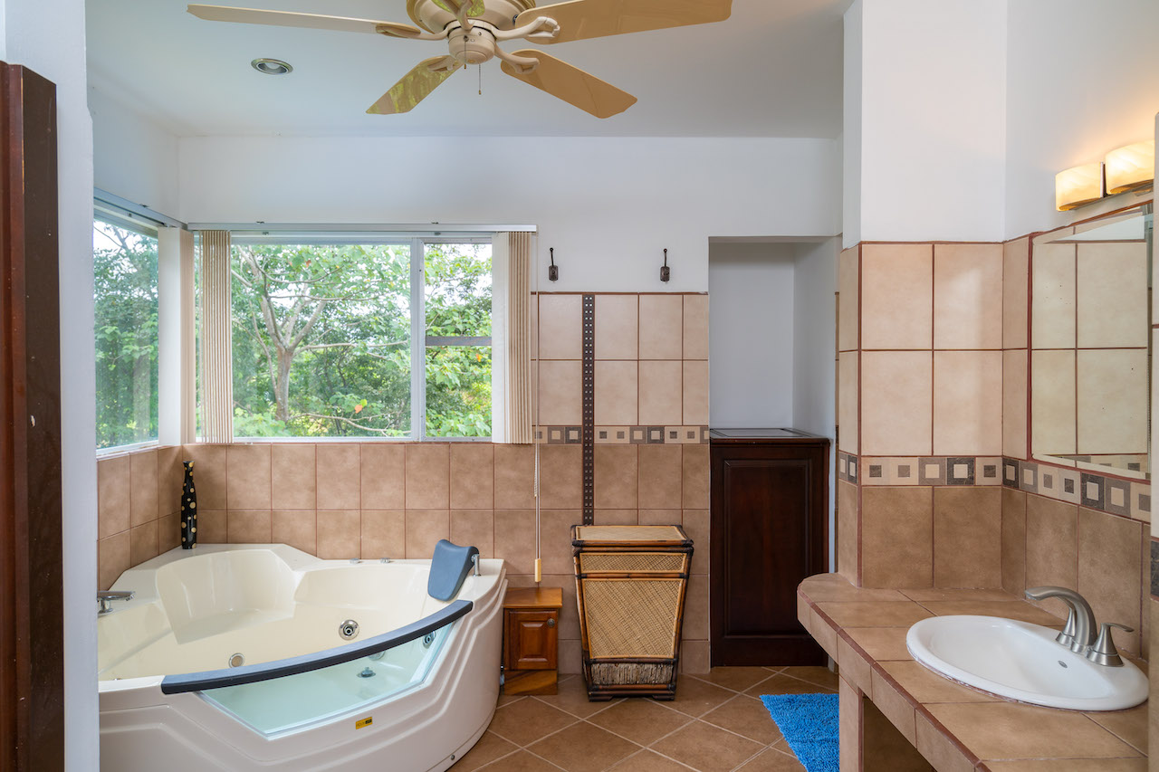 5 bed Single Family Homes For Sale in Quepos, Puntarenas - thumb 18