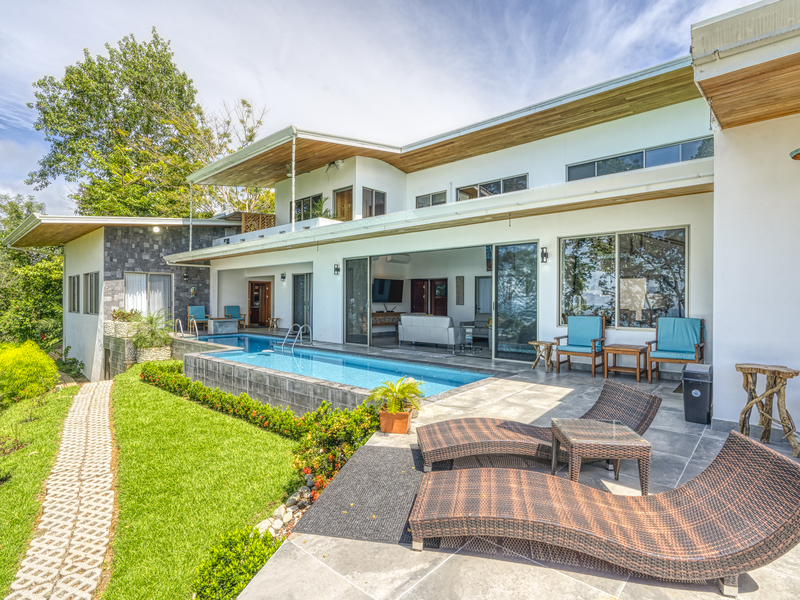 5 bed Single Family Homes For Sale in Dominical, Puntarenas - 1