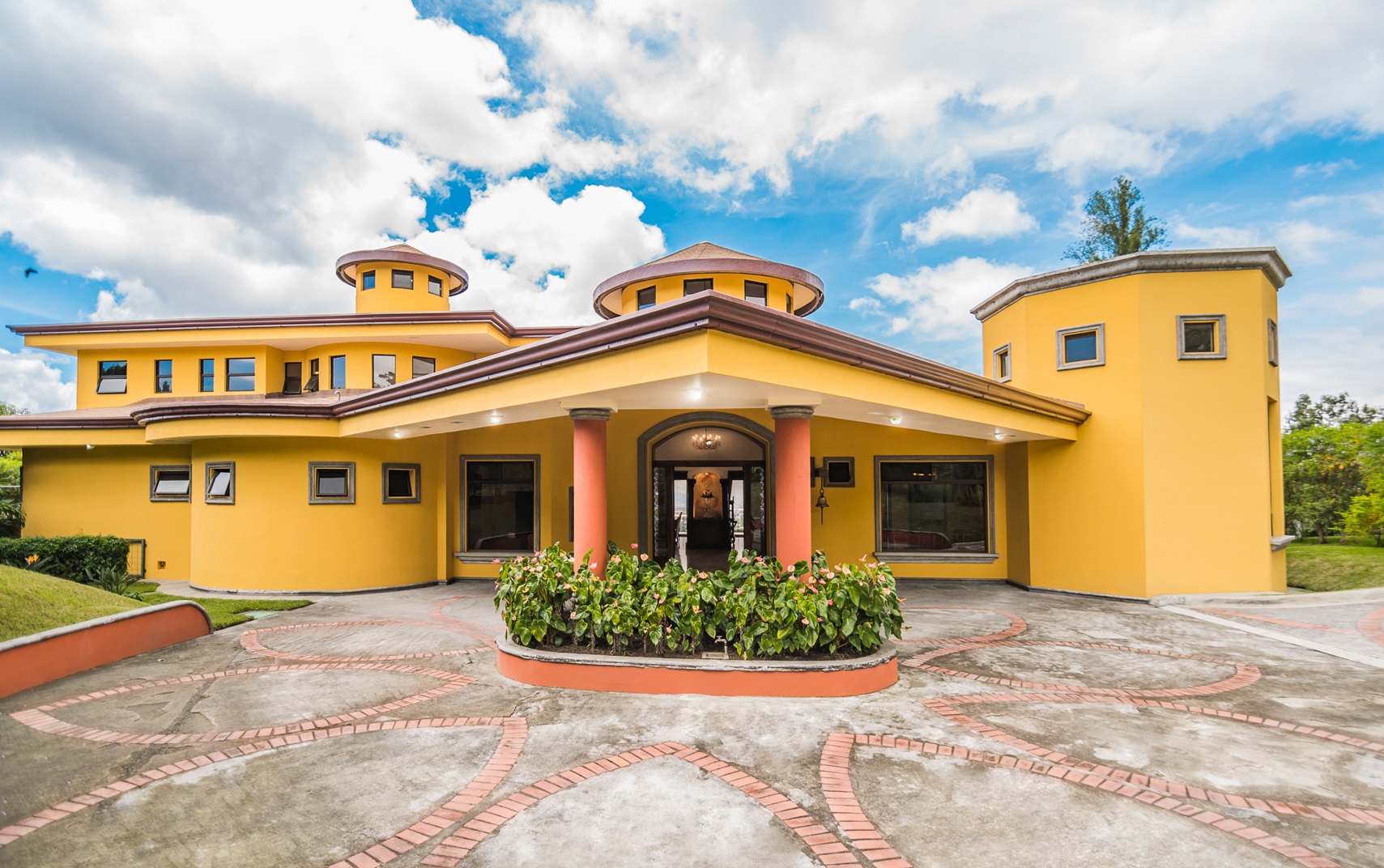 4 bed Single Family Homes For Sale in Curridabat, San Jose - thumb 1