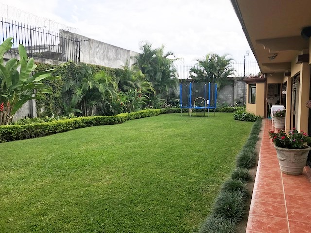 4 bed Single Family Homes For Sale in Curridabat, San Jose - thumb 1