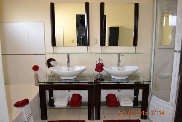 5 bed Single Family Homes For Sale in Ciudad Cariari, Heredia - thumb 2