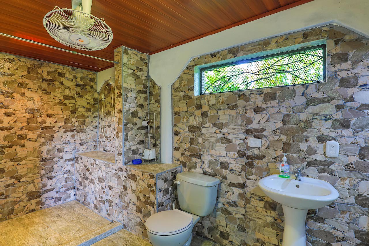 4 bed Single Family Homes For Sale in Manuel Antonio, Puntarenas - thumb 11