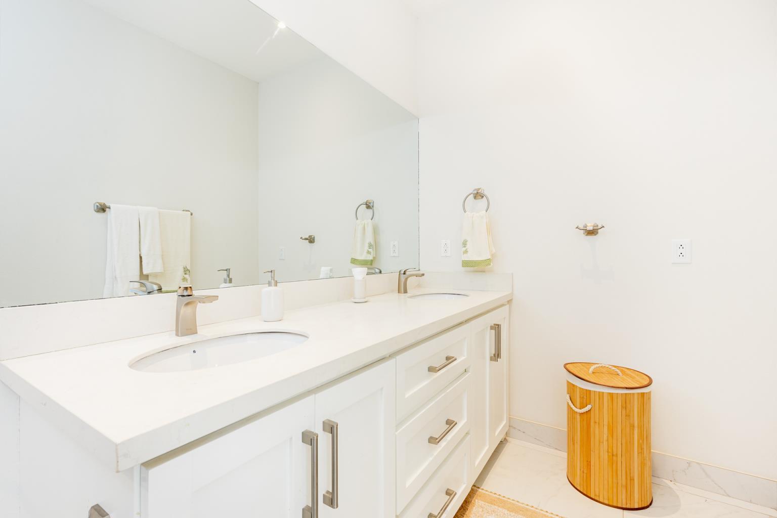 6 bed Single Family Homes For Sale in Playa Flamingo, Guanacaste - thumb 11