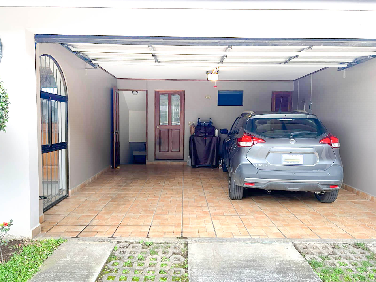 4 bed Single Family Homes For Sale in La Sabana, San Jose - thumb 1