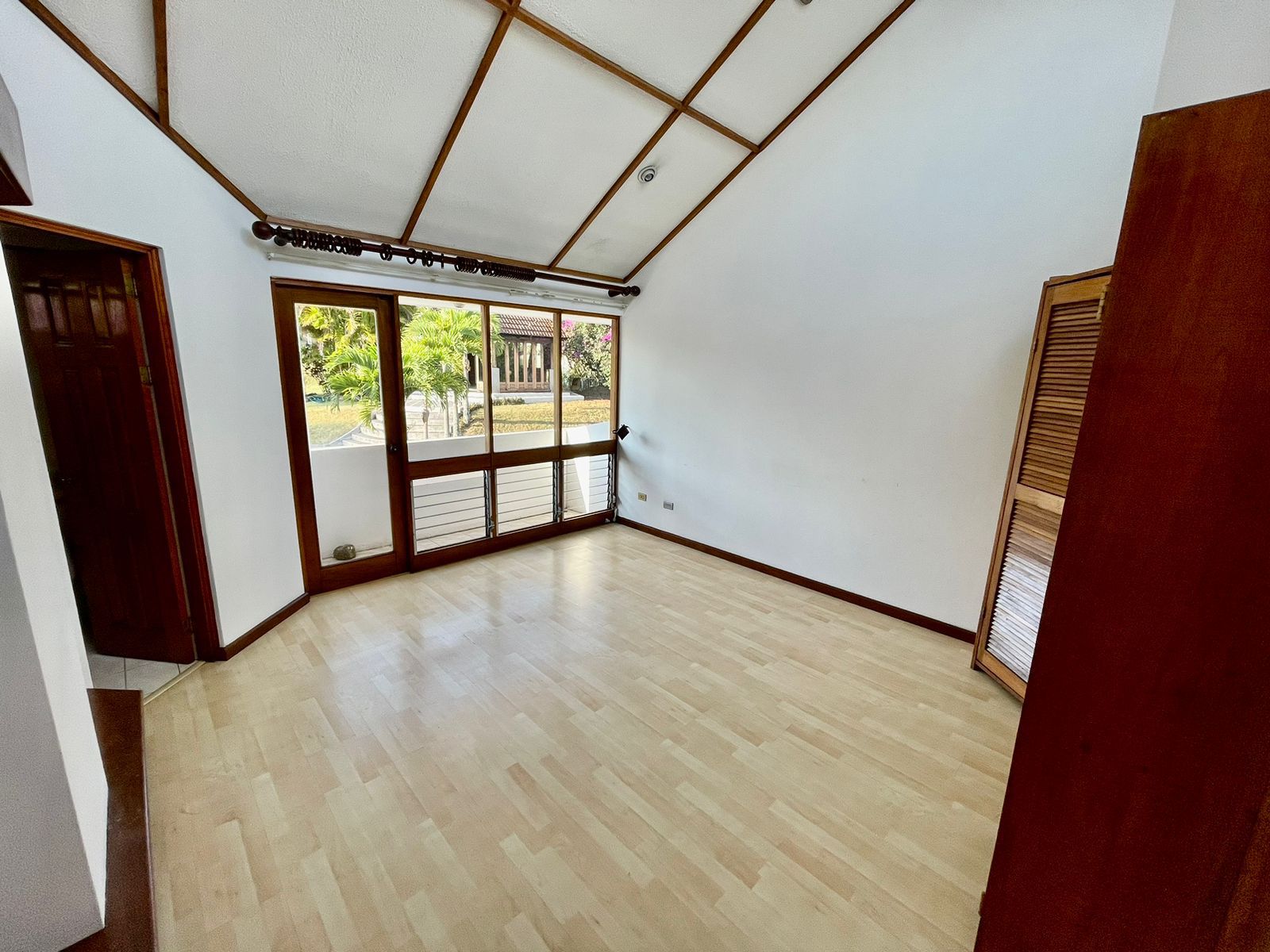 4 bed Single Family Homes For Sale in Curridabat, San Jose - thumb 12