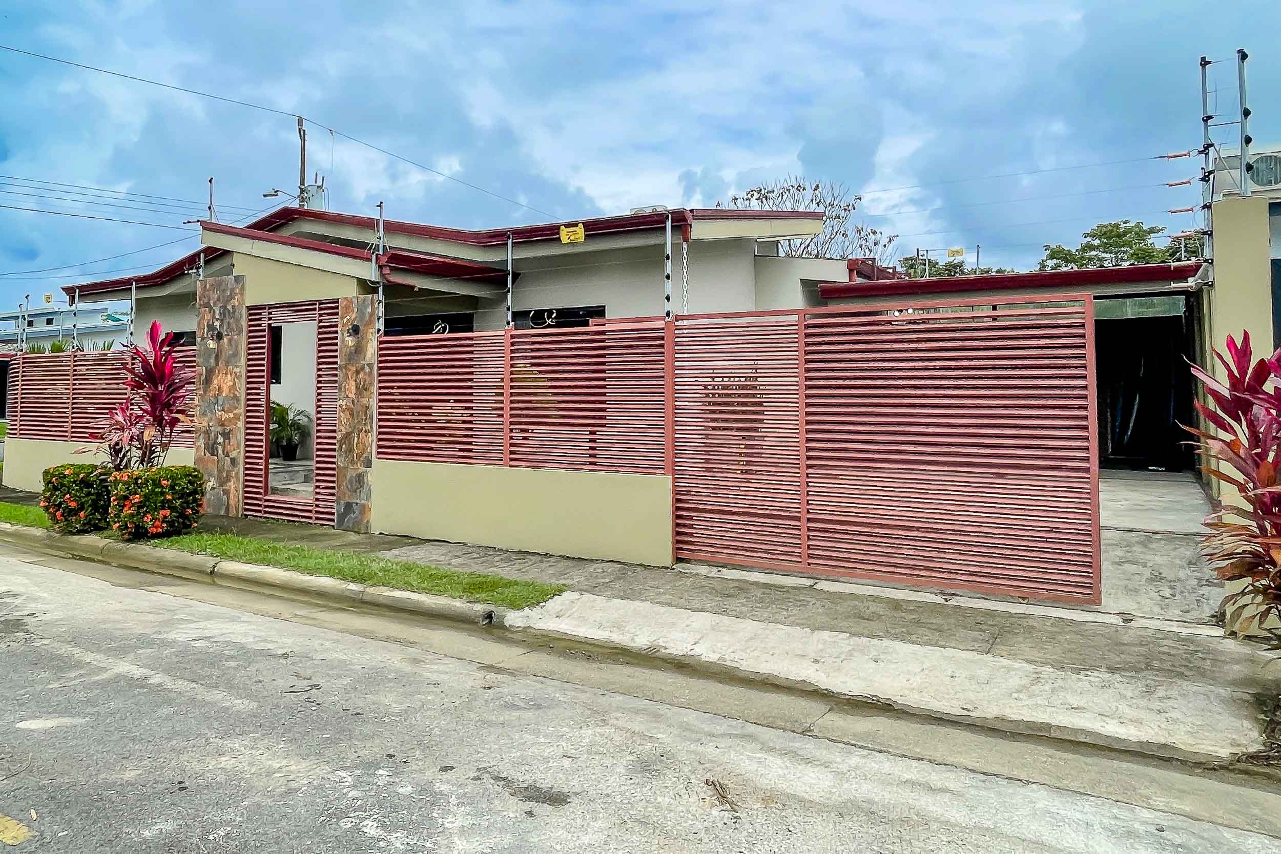 3 bed Single Family Homes For Sale in Quepos, Puntarenas - thumb 2