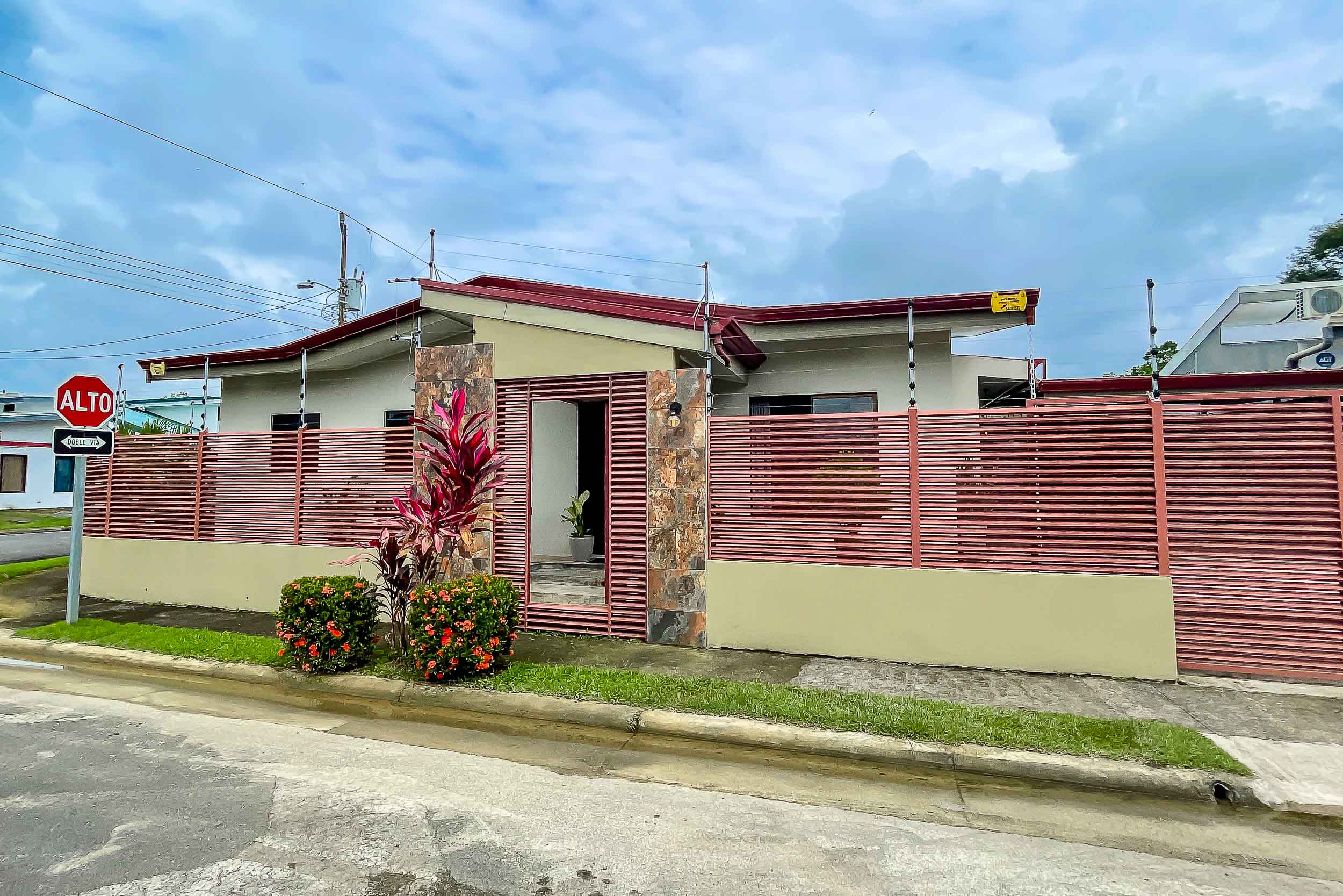 3 bed Single Family Homes For Sale in Quepos, Puntarenas - thumb 1